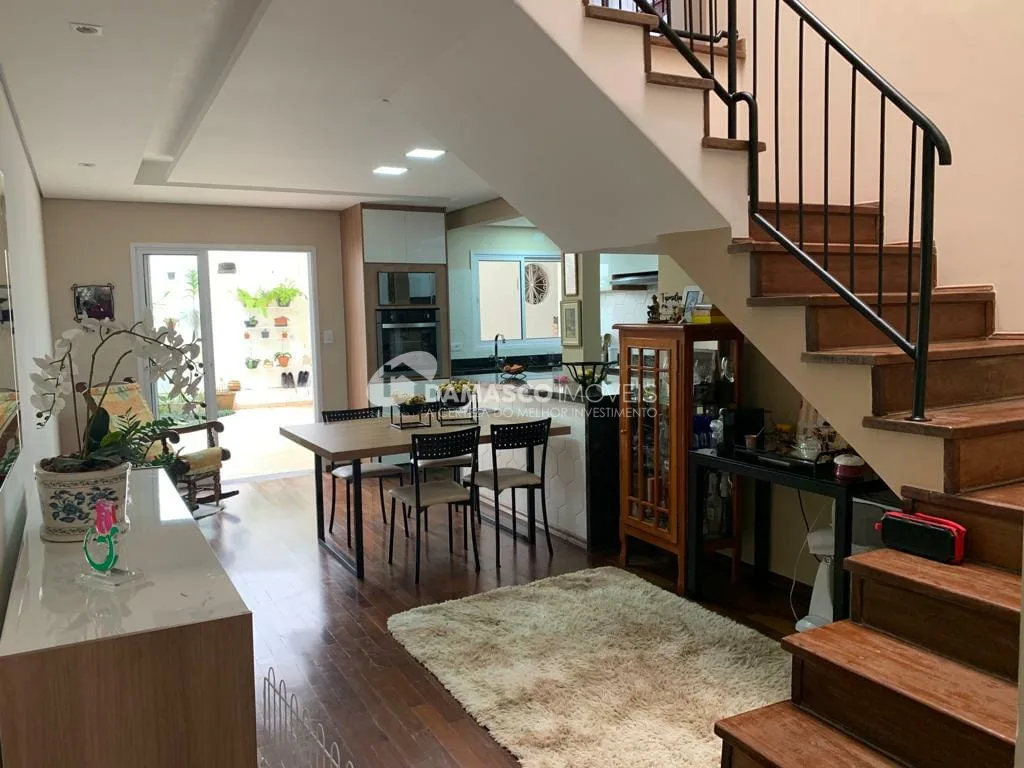 Sobrado à venda 3 Quartos, 1 Suite, 4 Vagas, 220M², Santa Maria, São Caetano do Sul - SP