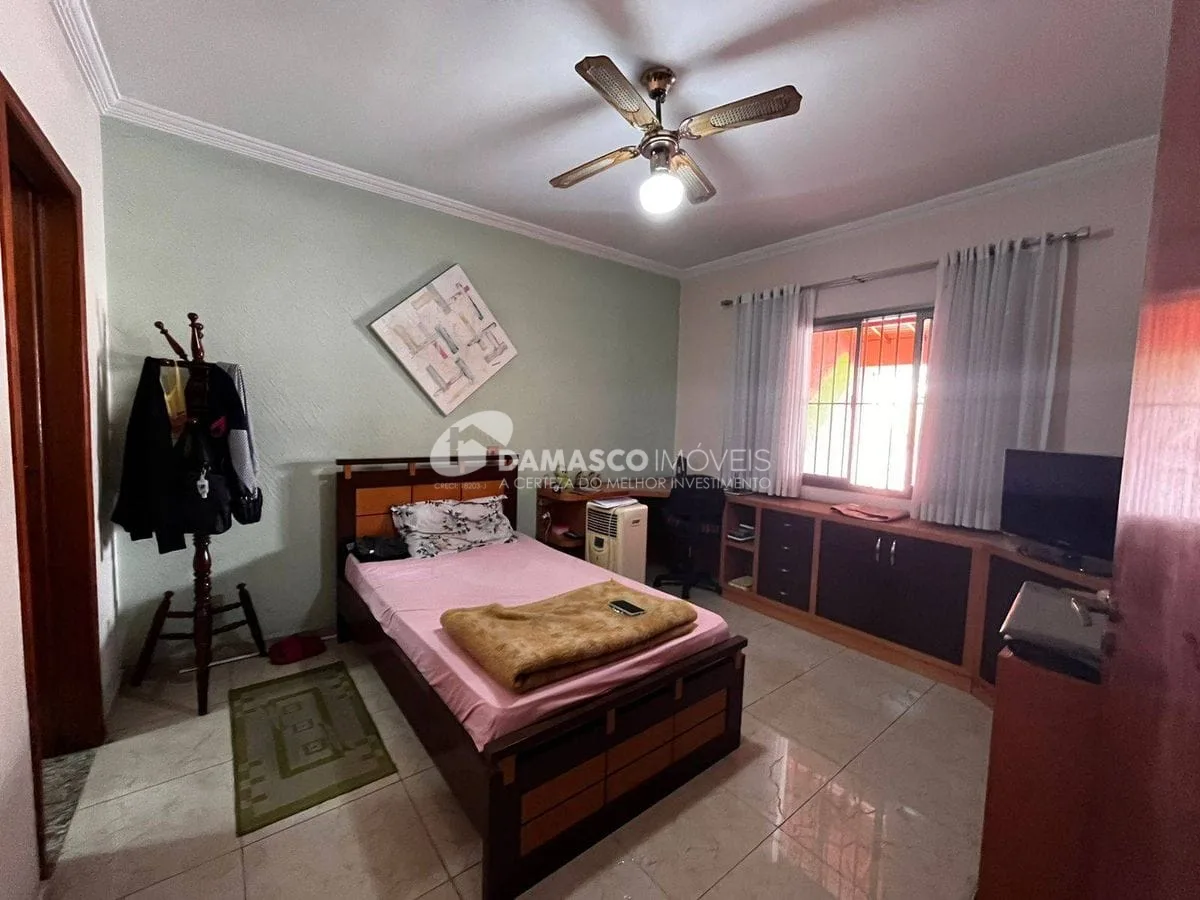 Casa térrea com 4 dorm, 2 suítes, 5 vagas no bairro Olímpico