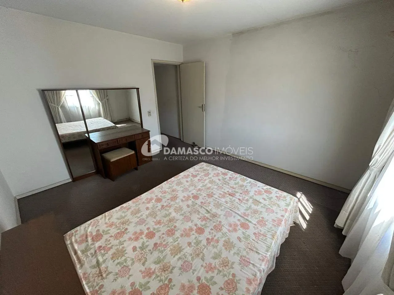 Sobrado à  venda com 178m² de área útil, 2 quartos, 3 vagas, próximo do Complexo Poliesportivo Lauro Gomes, no Bairro Olímpico, em São Caetano do Sul, SP
