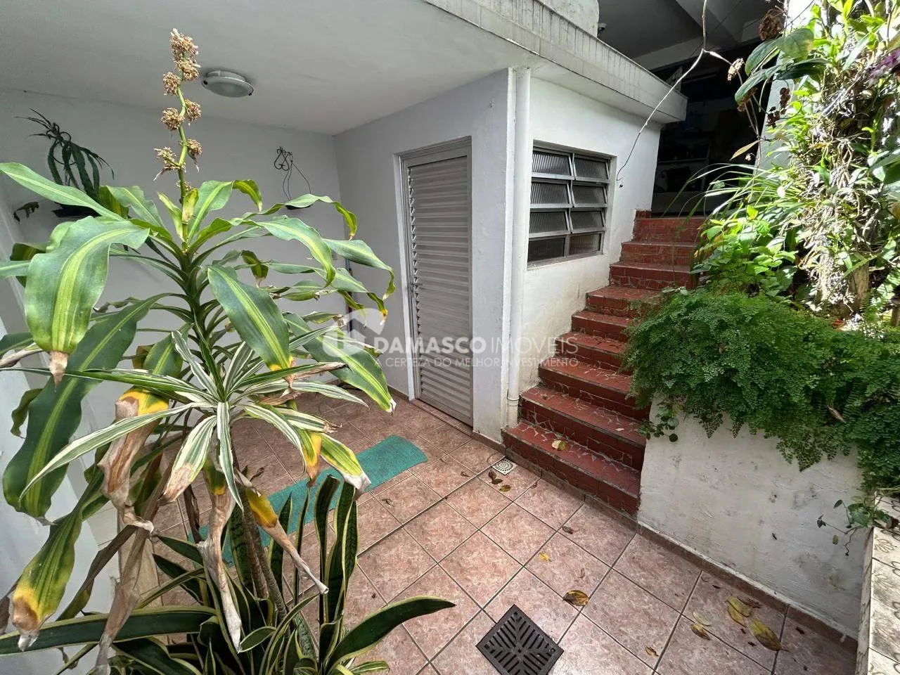 Sobrado à  venda com 178m² de área útil, 2 quartos, 3 vagas, próximo do Complexo Poliesportivo Lauro Gomes, no Bairro Olímpico, em São Caetano do Sul, SP