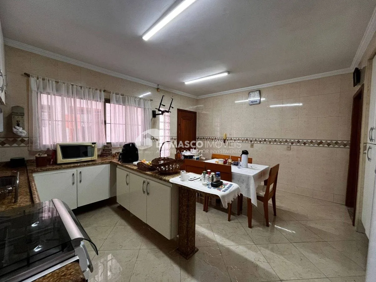 Casa térrea com 4 dorm, 2 suítes, 5 vagas no bairro Olímpico